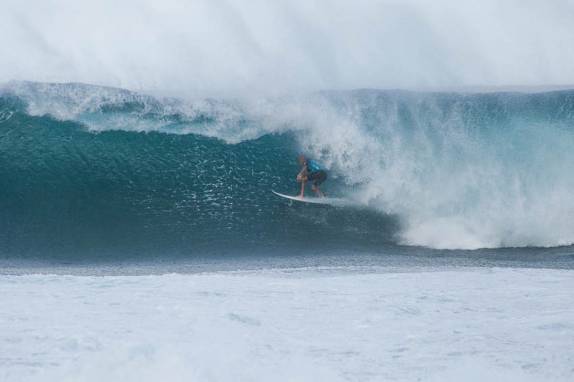 Tubo de Kelly Slater na praia de Pipeline, na North Shore de Oahu, no Havaí - foto de Laura Schunemann